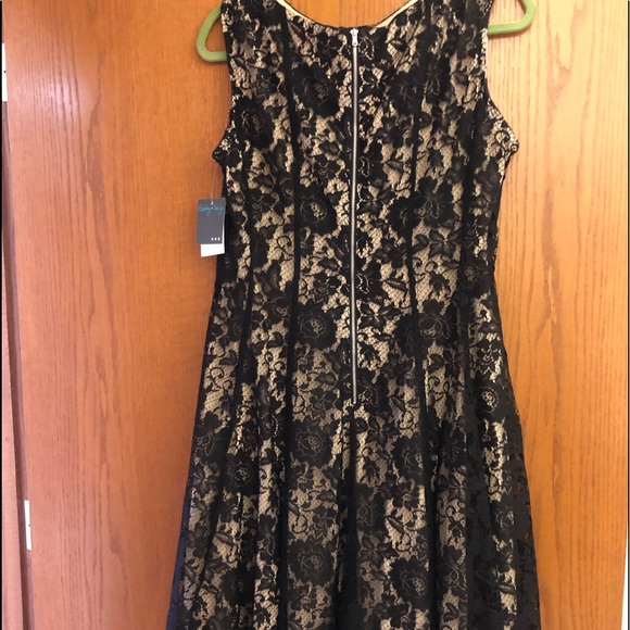 Gabby Skye Dresses & Skirts - Sleeveless lace dress.